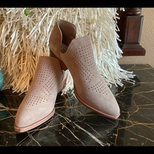 NEW Gianni Bini Taupe Ankle Boots - 9M